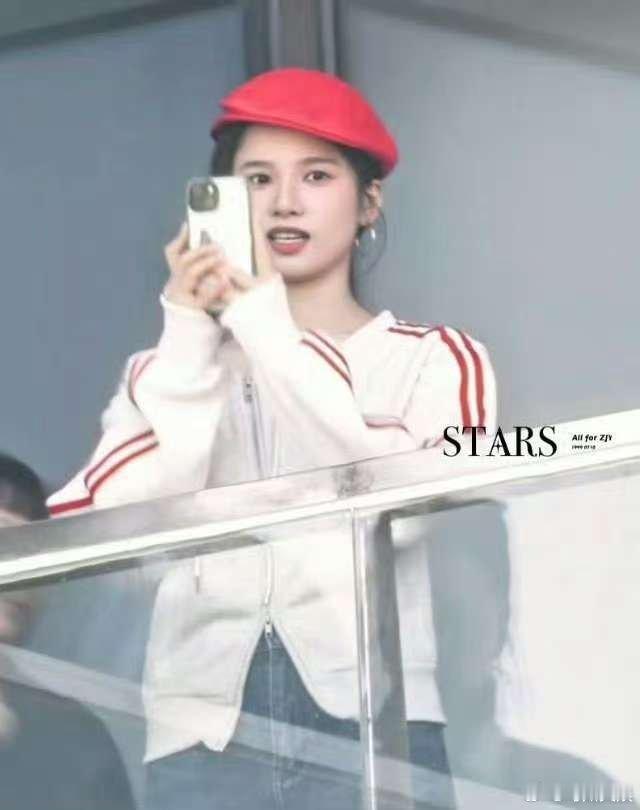 张婧仪小红帽look张婧仪小红帽露肩造型张婧仪小红帽look，哇塞， 