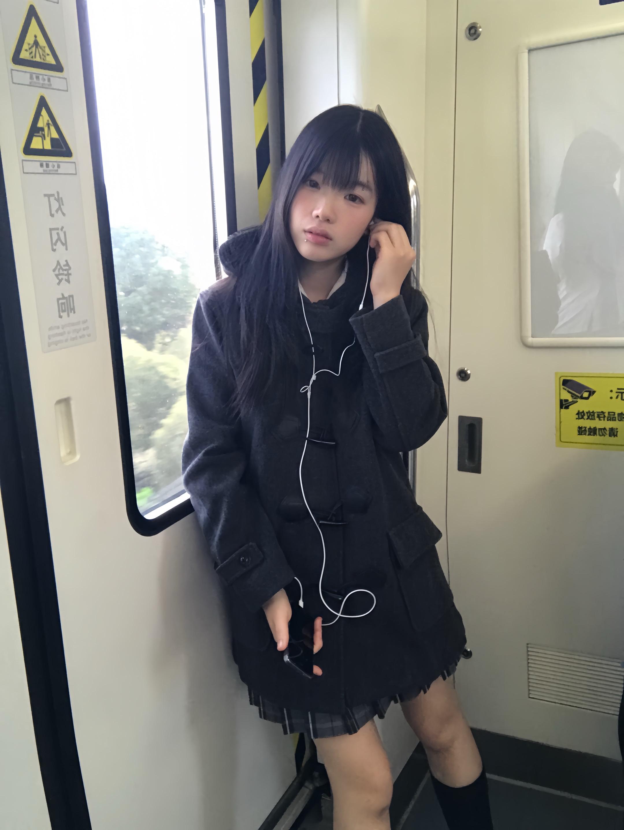 你耳机怎么没插线。