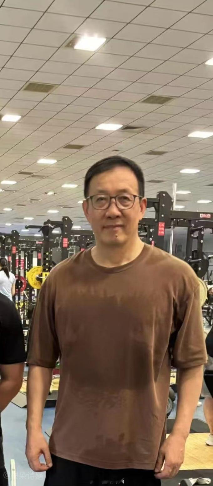 董军  网友投稿： 有网友偶遇健身房撸铁的耶耶