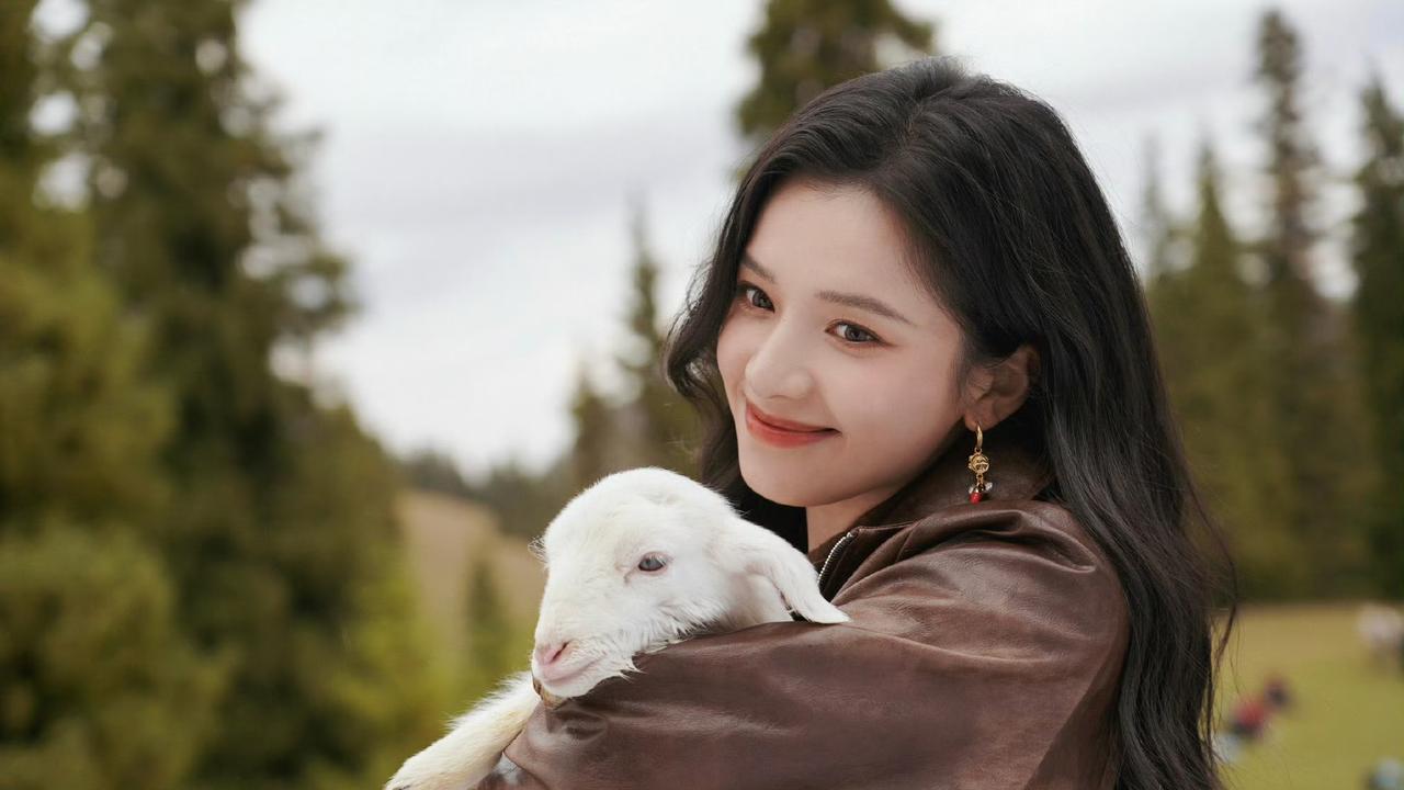 秋日、小羊、明媚的笑。
一些壁纸级别的治愈瞬间花絮✨
张婧仪 娱乐