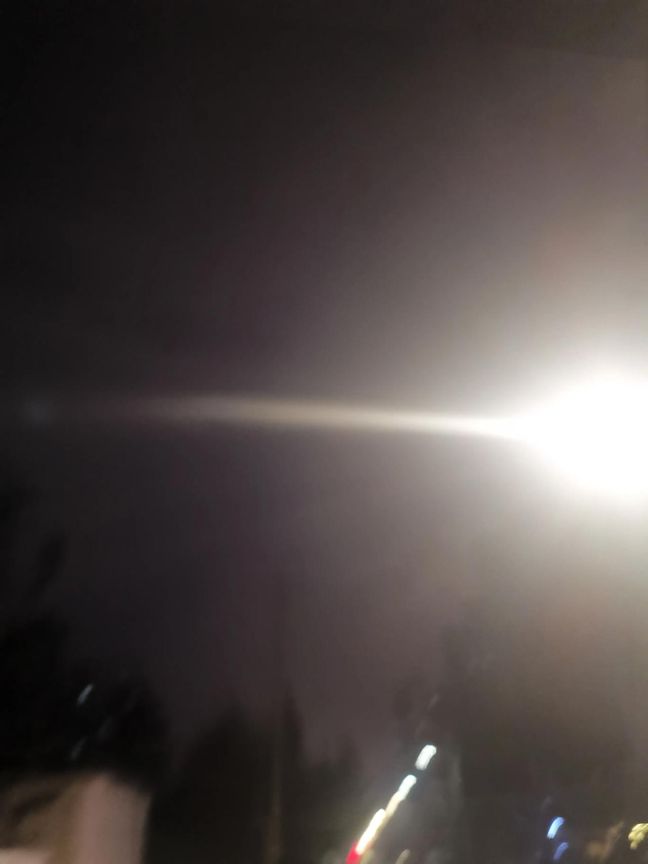 昨天半夜下班又下雨了，立夏了，没夏天的样子，像春天一样，穿的挡风的皮衣服，晚上也