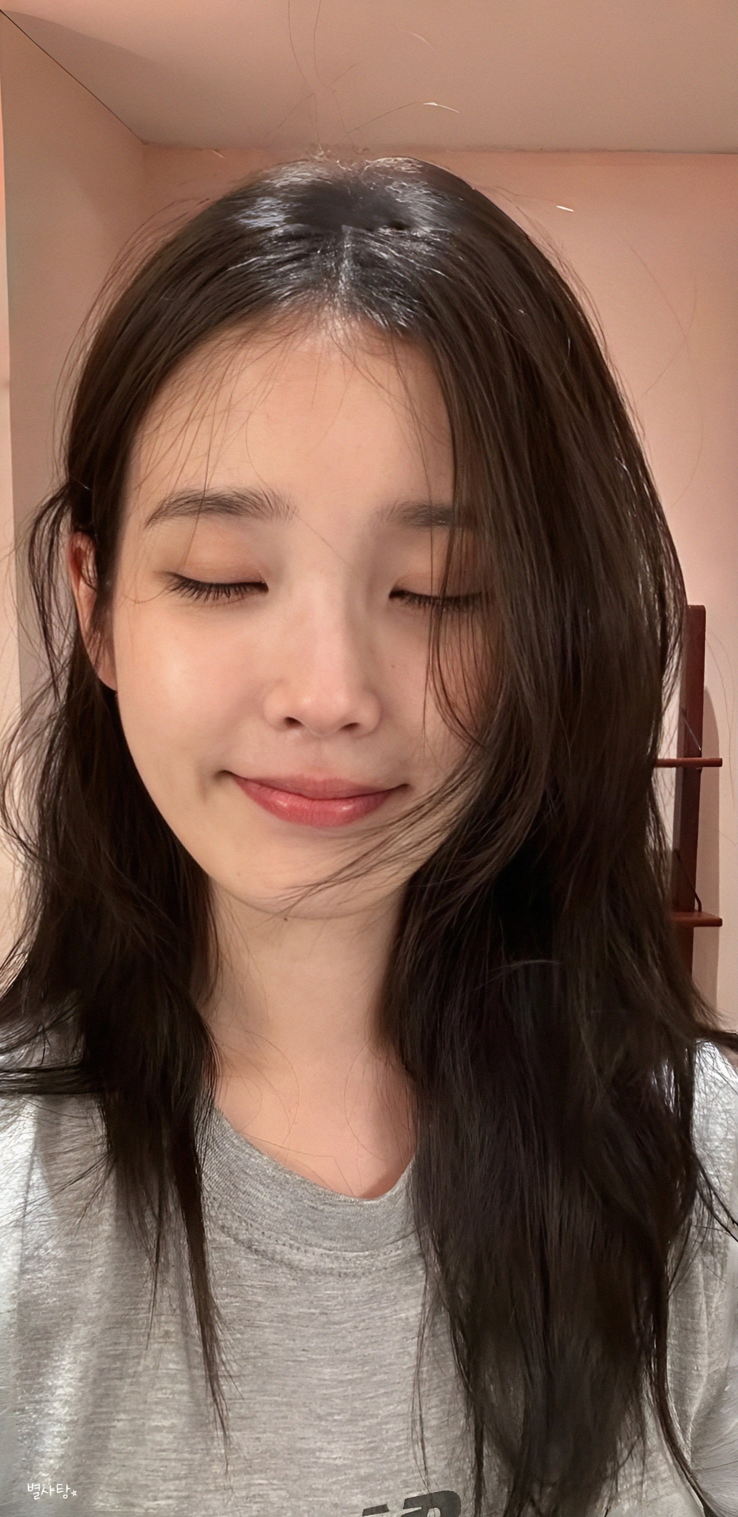 IU[超话]  🌸IU出道十七周年快乐 251106 IU INS更新饭修手机