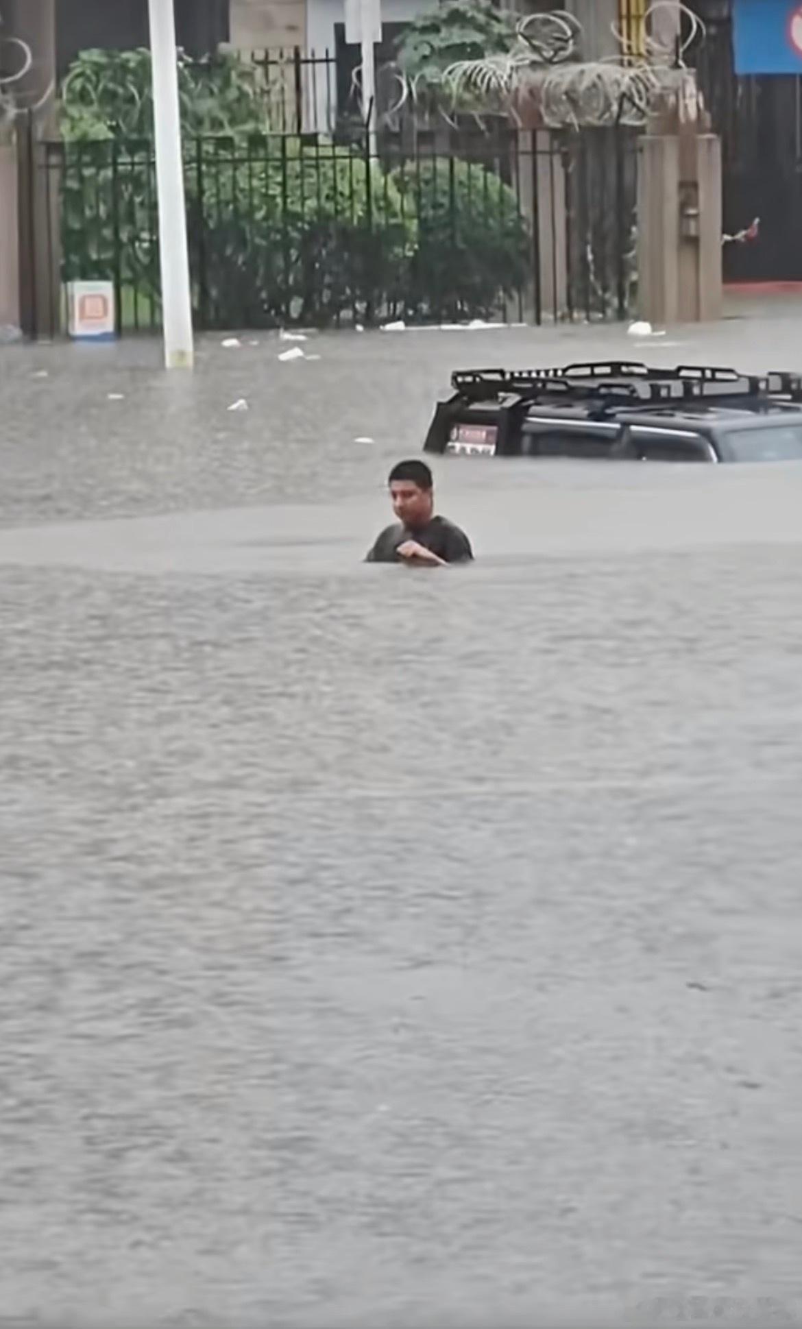 沈阳地铁沈阳暴雨，有些路段积水很严重，现在地铁停运了，看这积水都快把车淹没了，大