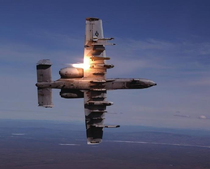 每天认识一件兵器 A-10“雷电”Ⅱ攻击机A-10“雷电”Ⅱ（Thunderbo