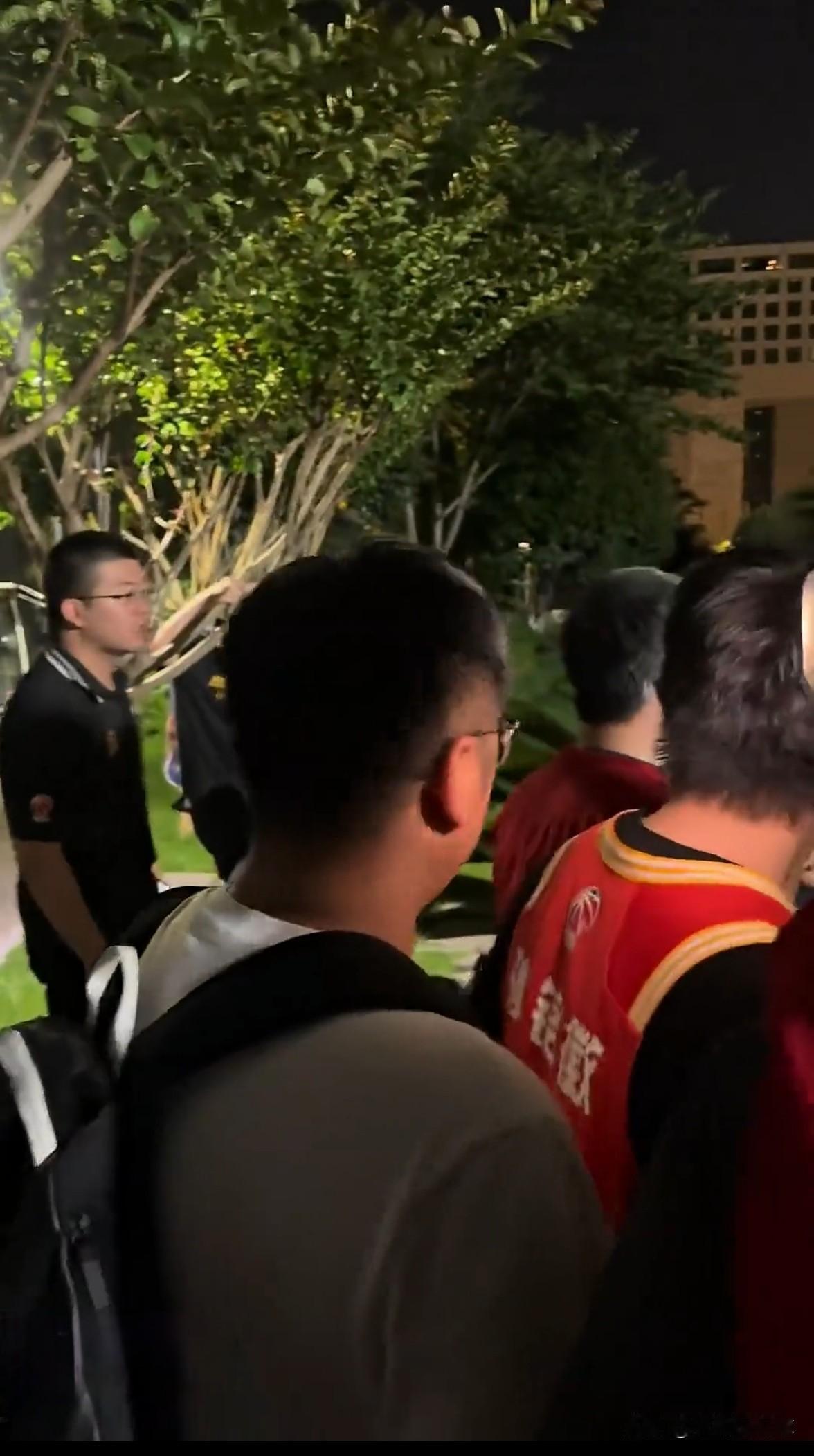 浙江浙商证券的主场球迷怒骂主帅王博！在昨天浙江浙商证券主场以77：110惨败于上