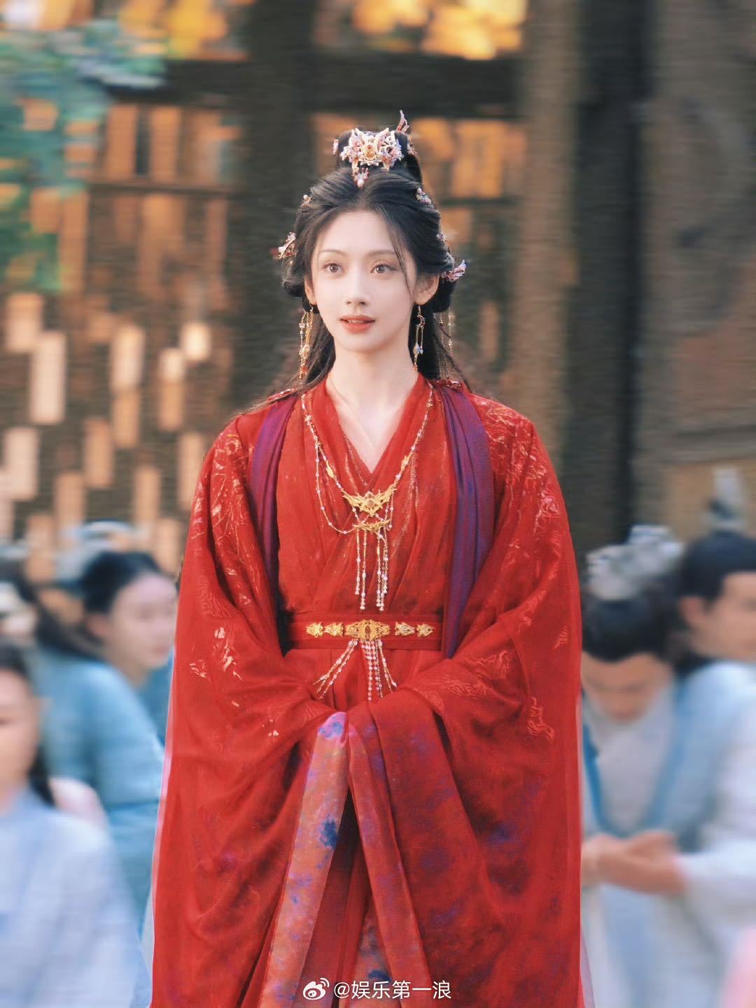 王影璐你红到我了 红衣造型美到我了！不得不说咱们璐璐真的很适合明艳的造型～有一种