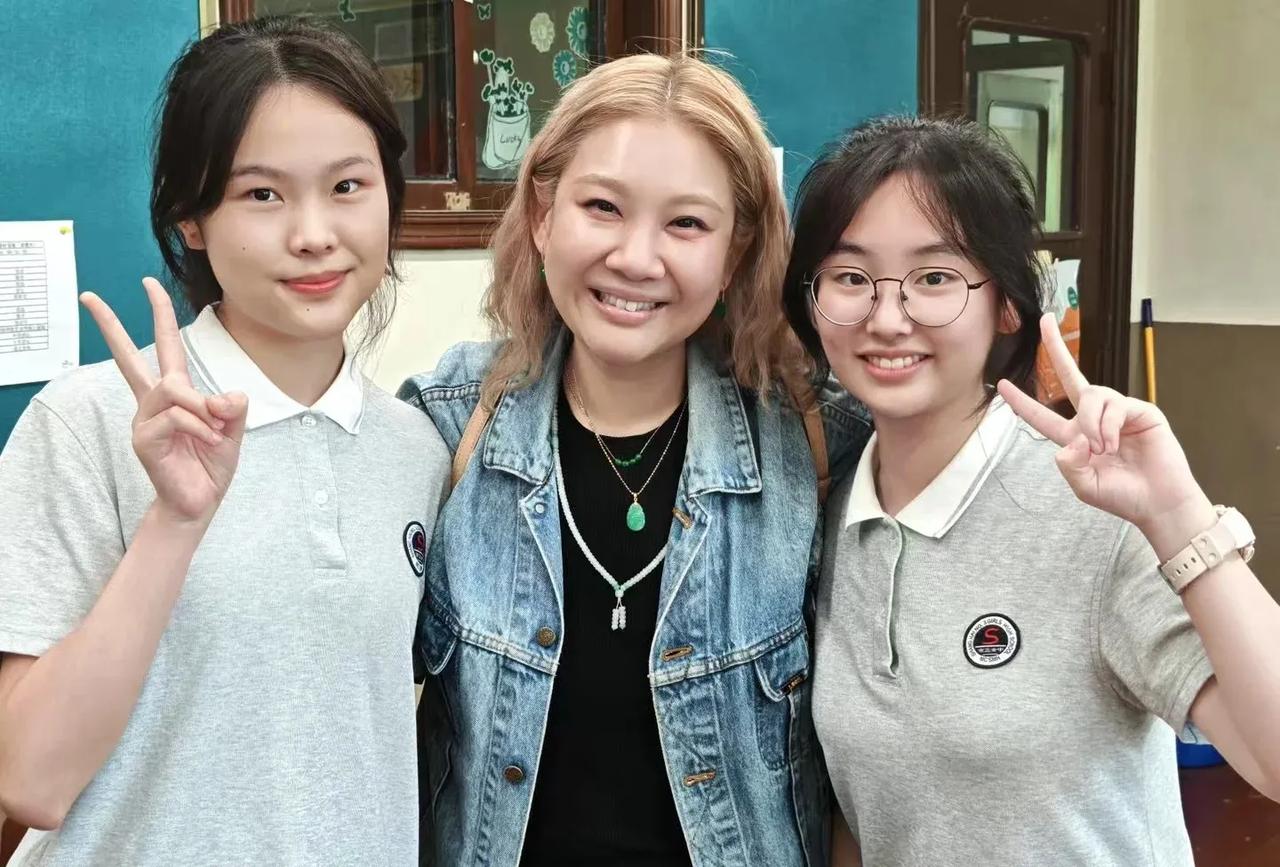 郑欣宜现身上海市三女中追忆亡母，令人动容！沈殿霞曾在此校读书
近日，郑欣宜回到沈