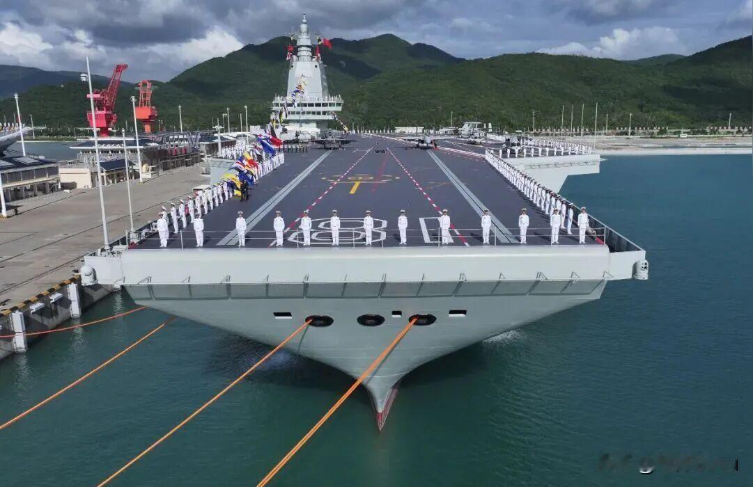 2026年6月23日傍晚，福建舰庞大的身躯由北向南稳稳穿过台湾海峡，直奔南海而去