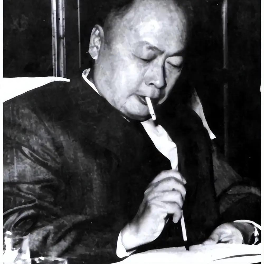 1949年，陈毅在上海看戏，小姑娘拉着他问：困一夜两块钱阿要？
 
 
1949