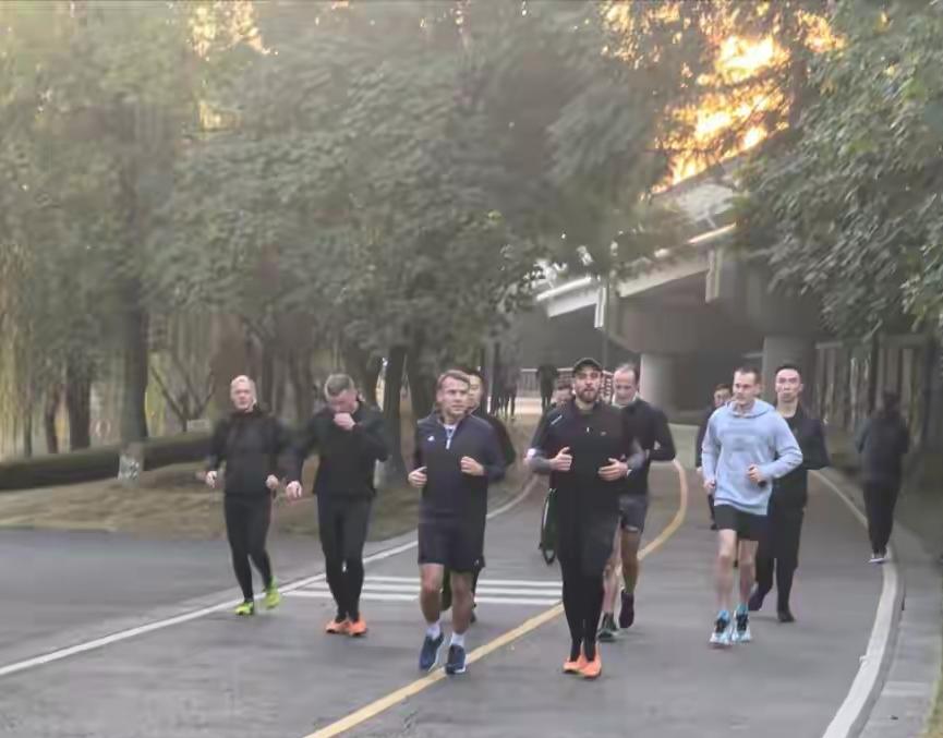 身体真好啊，我20多岁穿着羽绒服，人家40多岁穿着短裤。