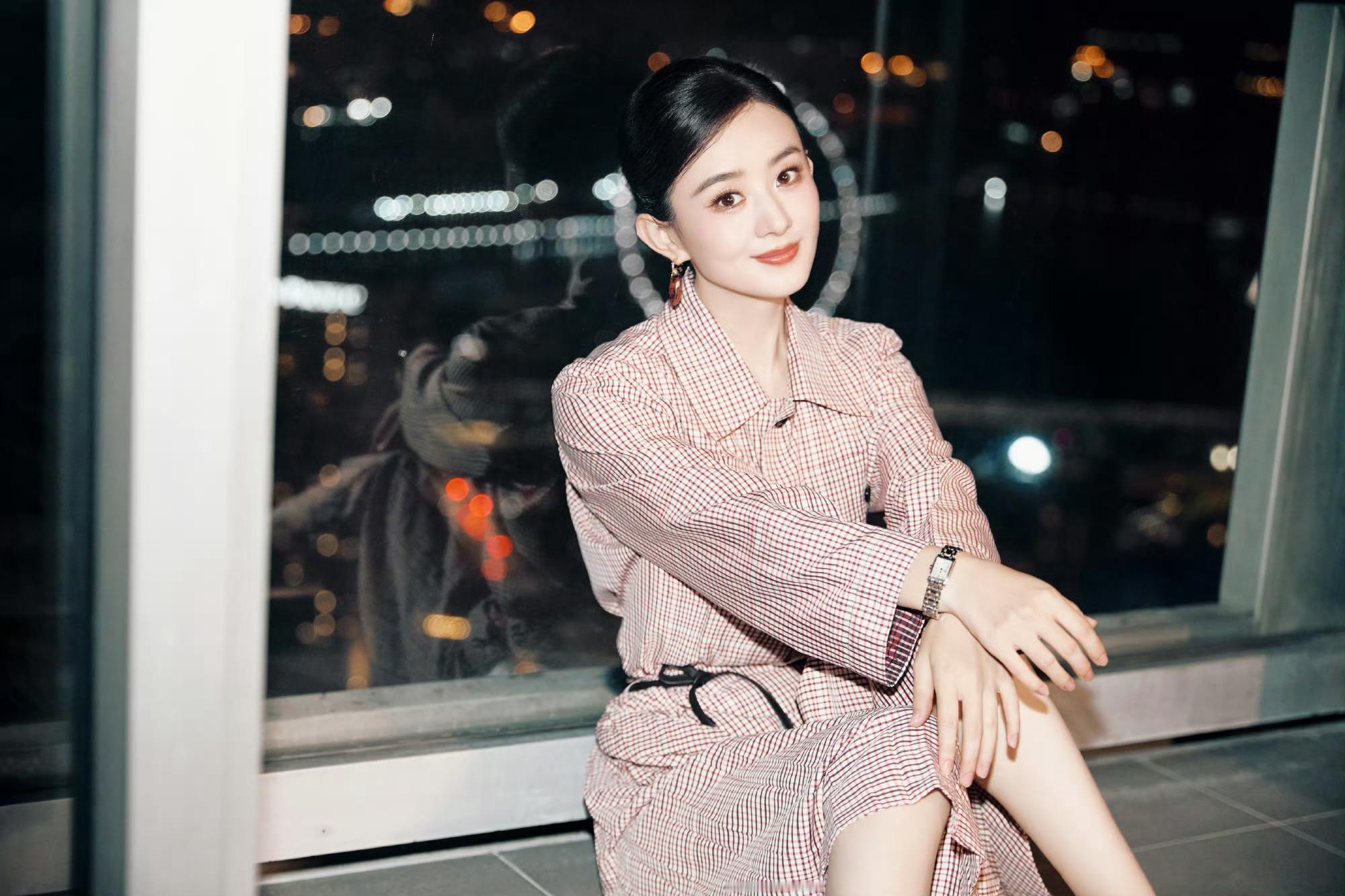 赵丽颖一夜晚星俯瞰半城  赵丽颖赤脚俯瞰半城 赵丽颖新加坡电影节的另一套造型图来