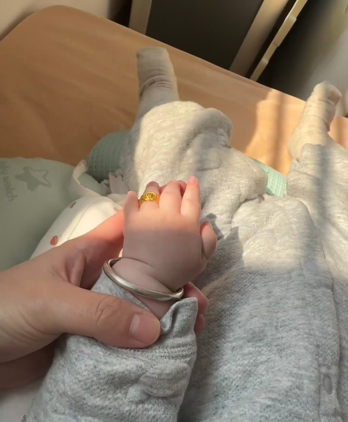 从小就过上了穿金戴金的好日子…… 