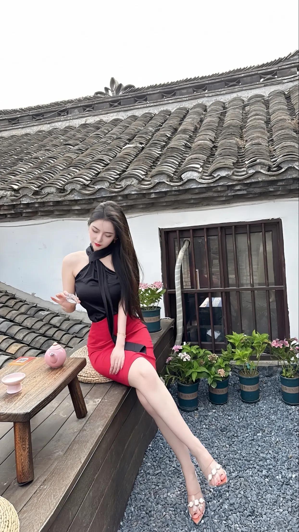 《凭栏人•闺怨》
杨柳依依飘渺远，衣袂飘飘依窗轩。少妇独自眠，月圆人未圆。
杜鹃
