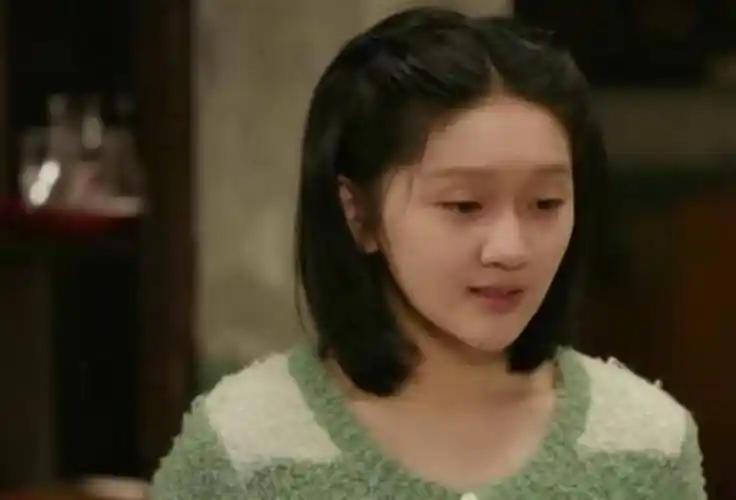 借300还13000，这利息也太高了。

《我的山与海》里，赵俊的工资都被妈妈拿