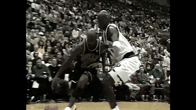 21岁的加内特，竟然预判了乔丹的预判！

那会儿乔帮主已经34岁，经验老辣。可加