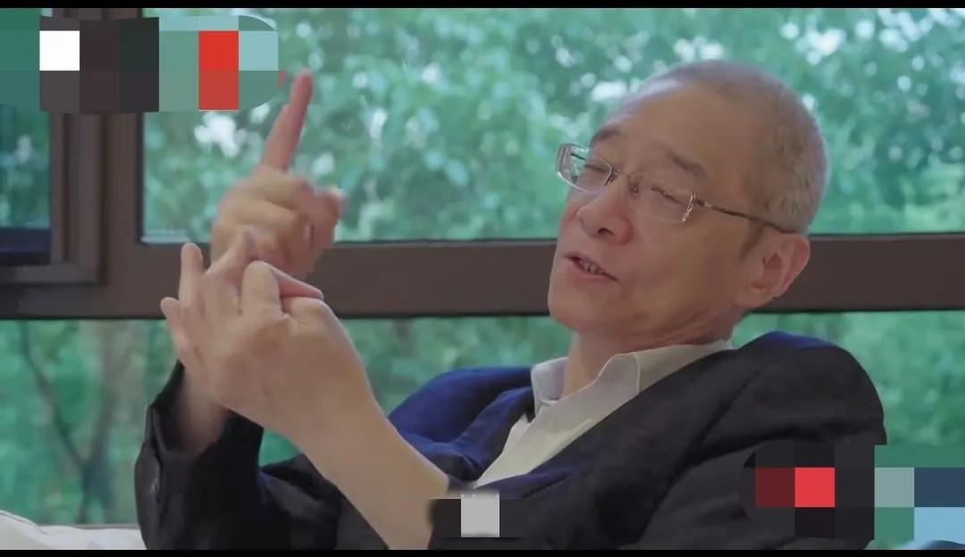 无儿无女一生未婚的69岁上海人周威带着96岁的老母亲住酒店养老被拉黑赶出后，我的