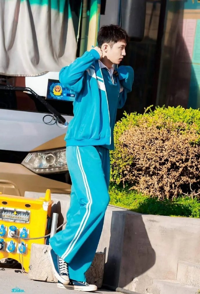 #穿校服的黄景瑜关晓彤# 你们烟花少年也太会选角了，不是每个人都能驾驭粉红色，俊