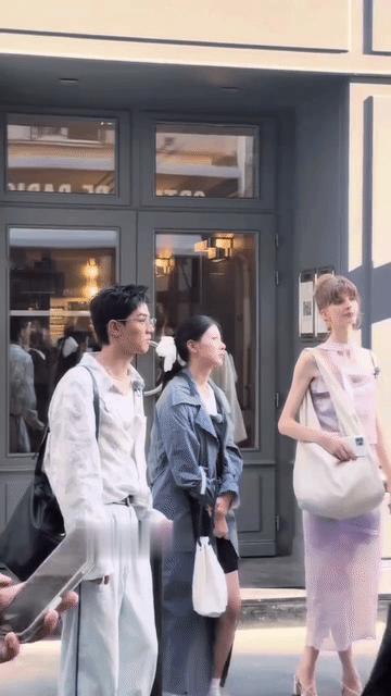 看得出，赵昭仪真的不想站在阿诺旁边，一直往后靠，能离阿诺远点就远点！女明星在超模