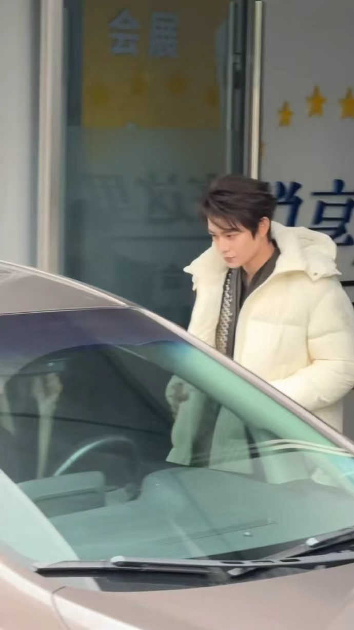 丁禹兮好六录制上班路透 ​​​​丁禹兮好六录制上班路透，丁禹兮今日上班路透来啦，