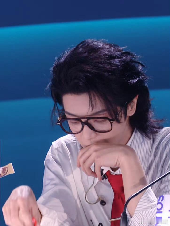 夏哲轩总是调皮捣蛋，华晨宇则一本正经地训诫，这种反差感让互动格外有看头，越看越上