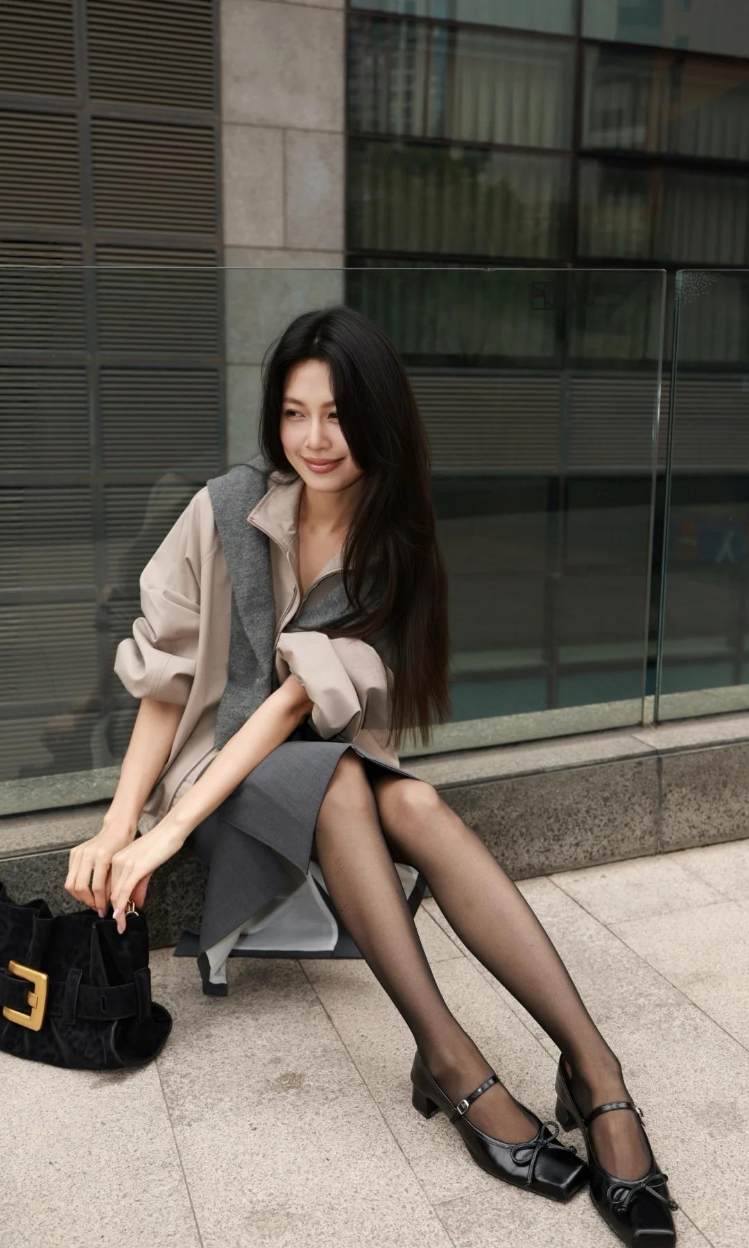 【韩系姐姐松弛感穿搭】
今天是不费力赢很大的韩系姐姐风～
浅卡其色廓形夹克 + 