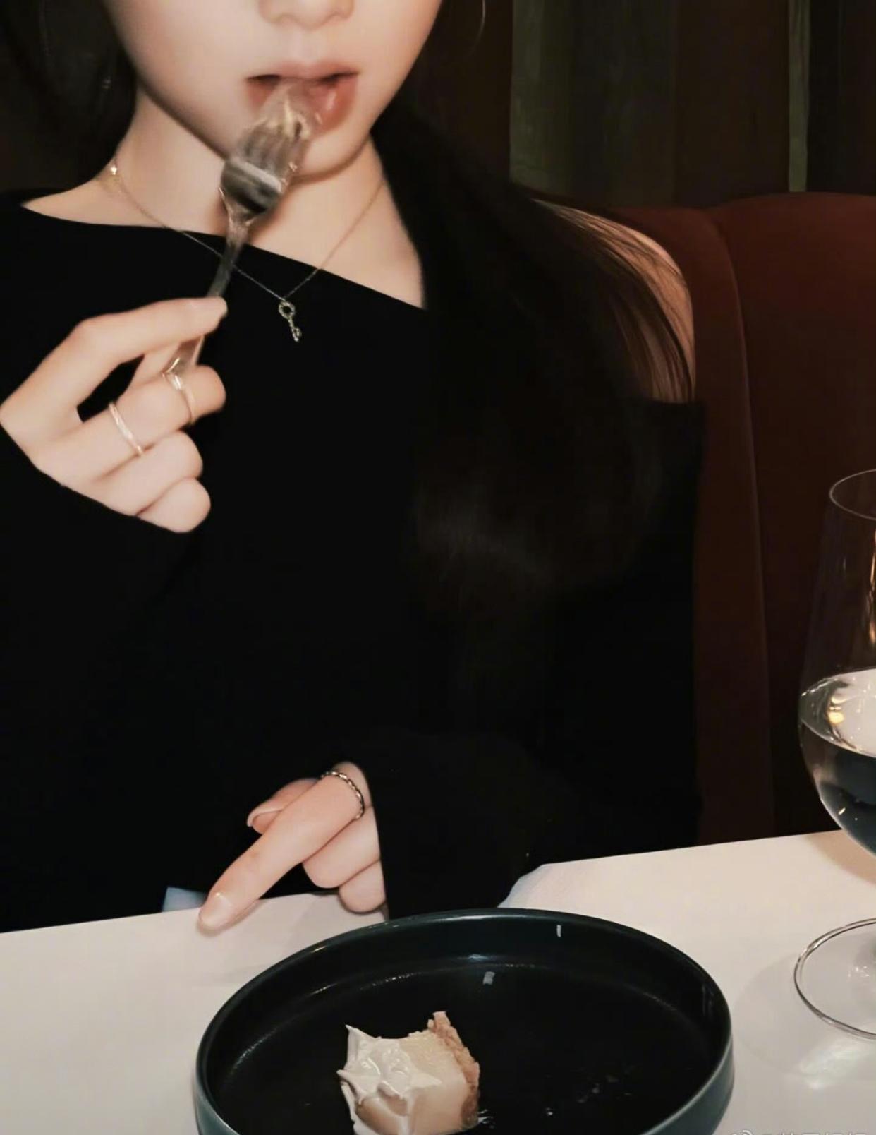 我刷到黄多多的新照片，第一反应不是惊艳，而是替黄磊捏了把汗。
18岁的黄多多，穿