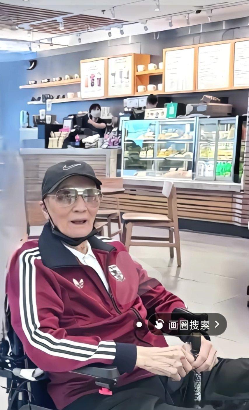 谢贤去世前段时间，89岁高龄的谢贤现身香港，两位帅气的孙子陪伴着用餐，画面温馨满