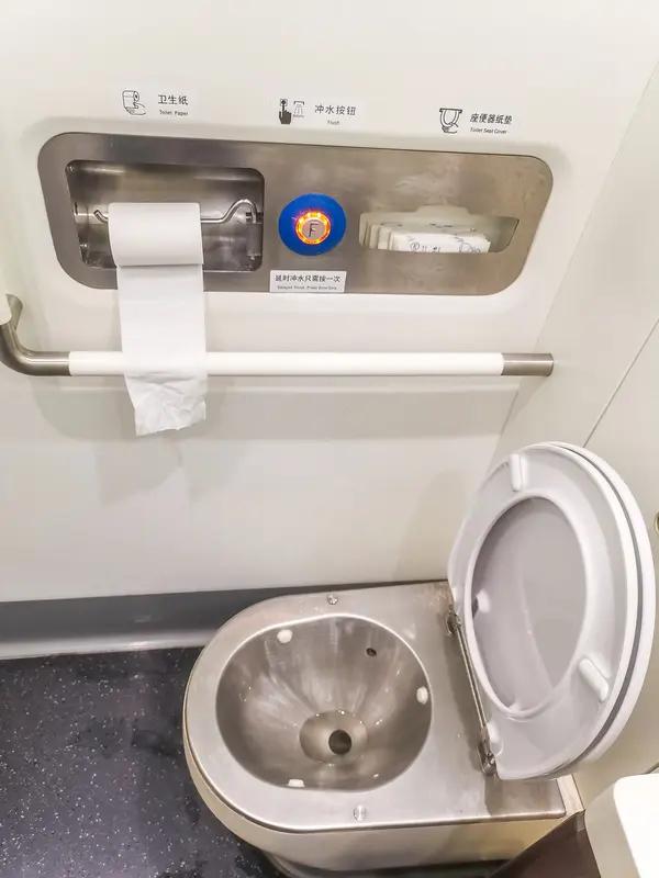 3月25日，男子去趟厕所  ，桌板上手机被盗，为躲避排查 盗贼“突发奇想”，将手