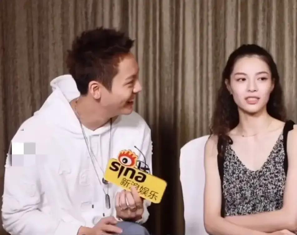 节目里，钟楚曦一句调侃，他的耳尖就红了。
章若楠一句求助，他的小声和前倾像本能。