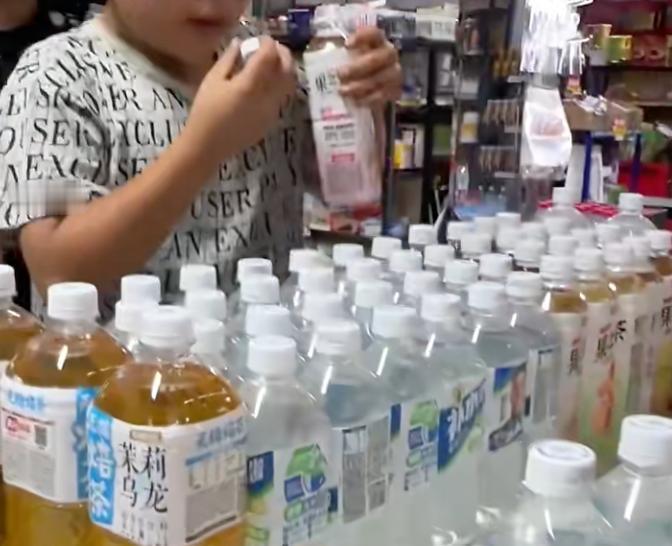 甘肃临夏一名小男孩走进街边便利店，随手买了3瓶开盖有奖的饮料，本来只是图个解渴、