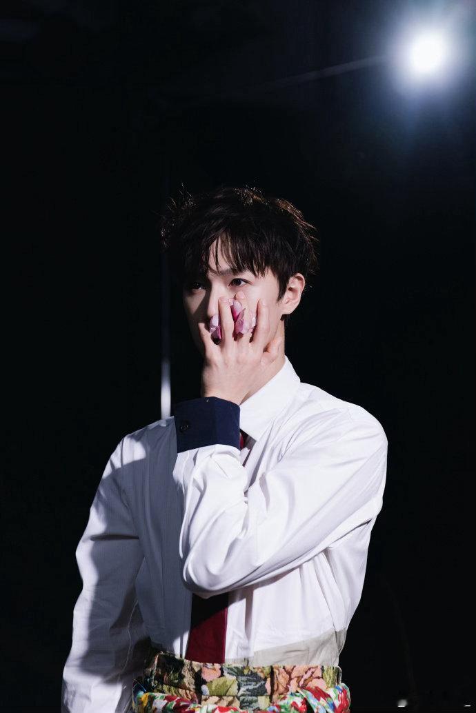 李昀锐把折扇穿身上了李昀锐穿了一把折扇李昀锐lin 第一眼真看错，还以为他把折扇