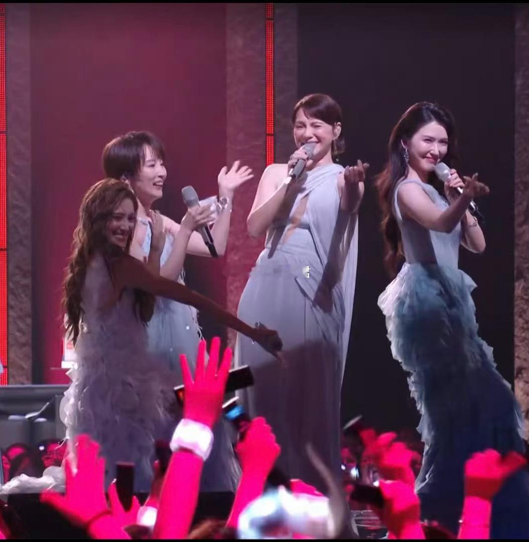 谢楠从鞋里拿出拉票小抄给谢楠一个麦克风她就会发光 谢楠从鞋里掏出小抄那一刻我真的