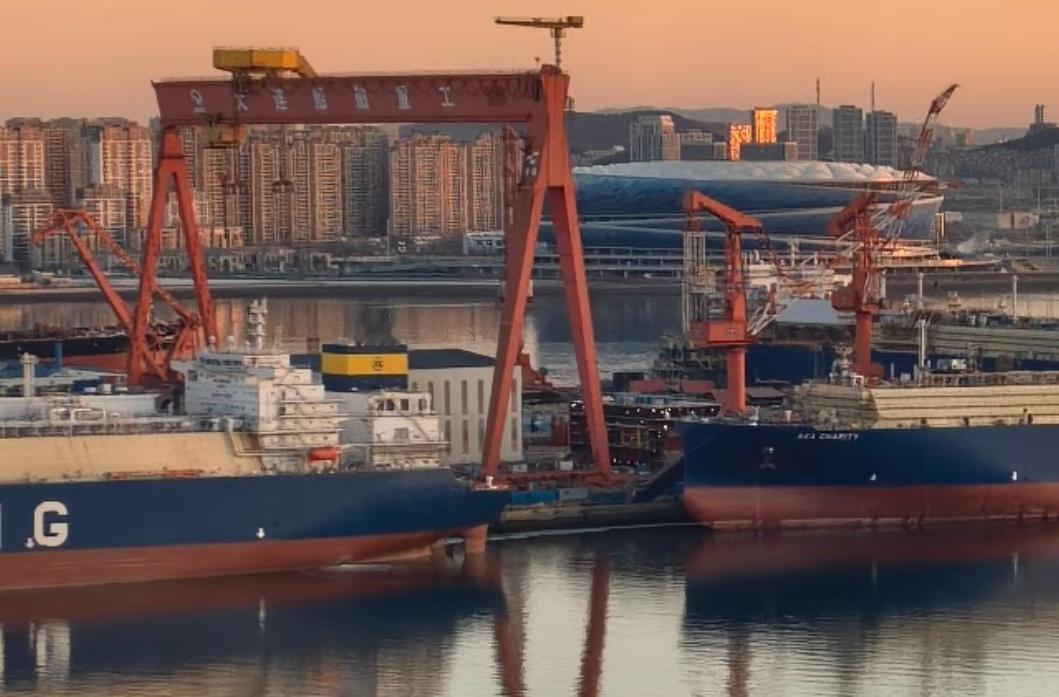 节后004航母已经提前开工了，预计接下来建造进度将会一如既往地快。
 
外界猜测