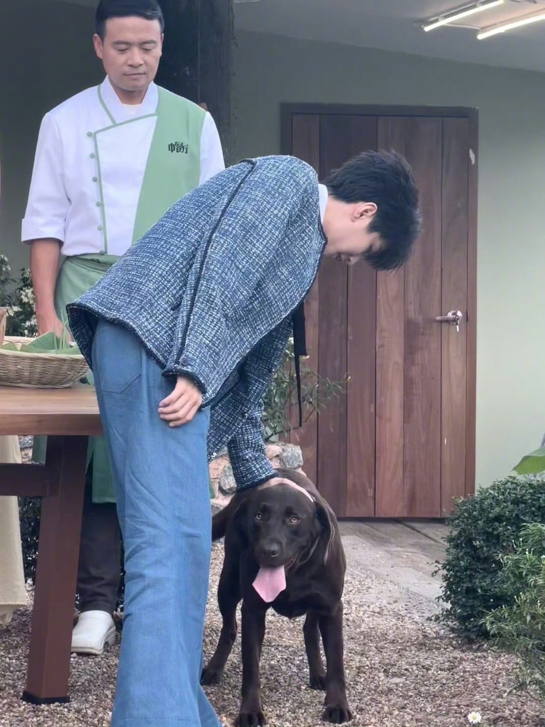 王俊凯筷子和泡菜打架了王俊凯筷子夹了个寂寞笑晕！中餐厅王俊凯上演筷子大战泡菜，反
