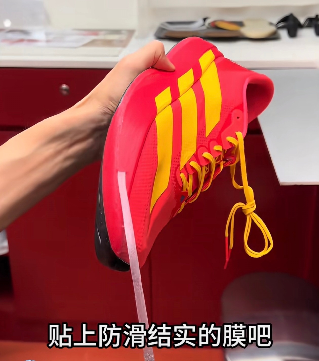 我因为给手机安排手机壳和贴膜，就经常被人说“浪费了原机手感”。。怎么还有人给球鞋