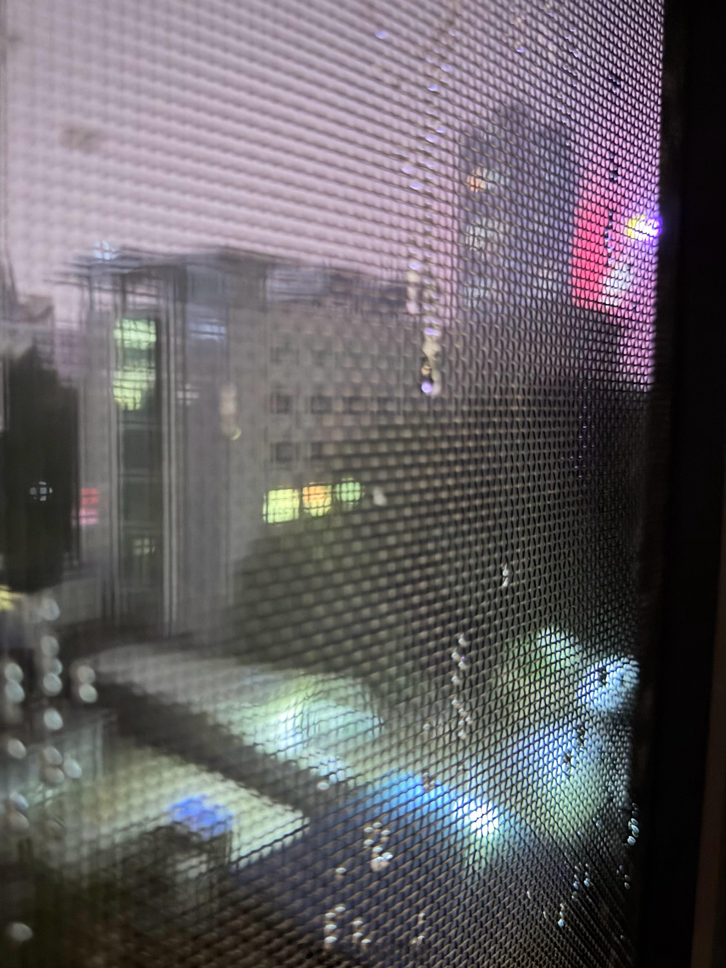 每天就是进行一些电闪雷鸣的大暴雨活动…… 