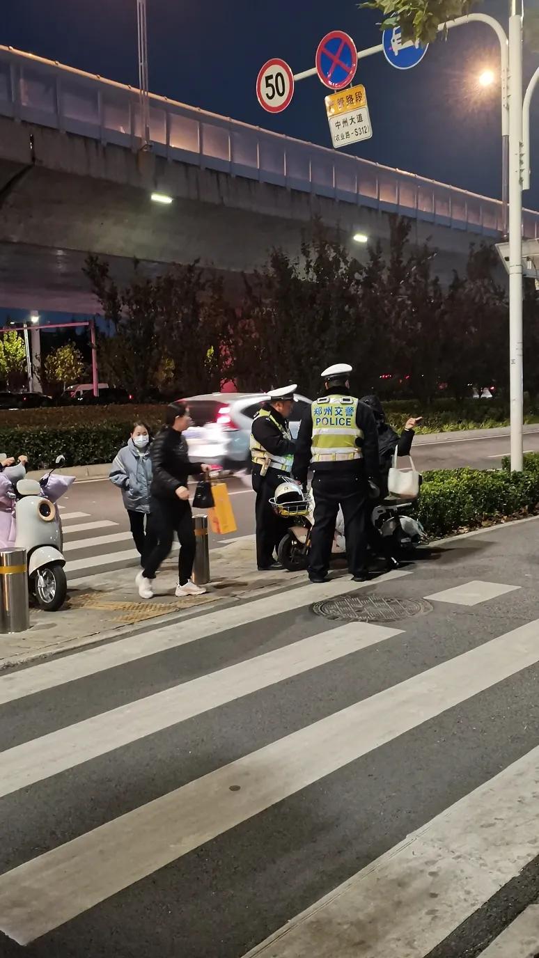 注意了！
查电动车了！
不戴头盔！罚款！
这位小姐姐不戴头盔还逆行
被开罚单了！