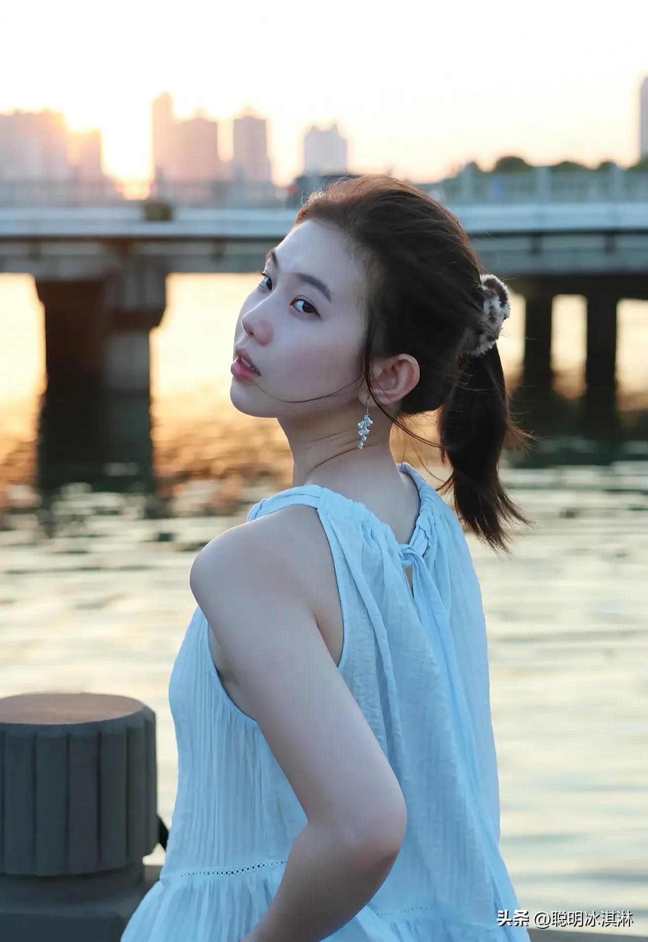 河边少女的治愈时光  
风掠过发梢，水波轻漾，  
她静静坐在岸边，  
任思绪