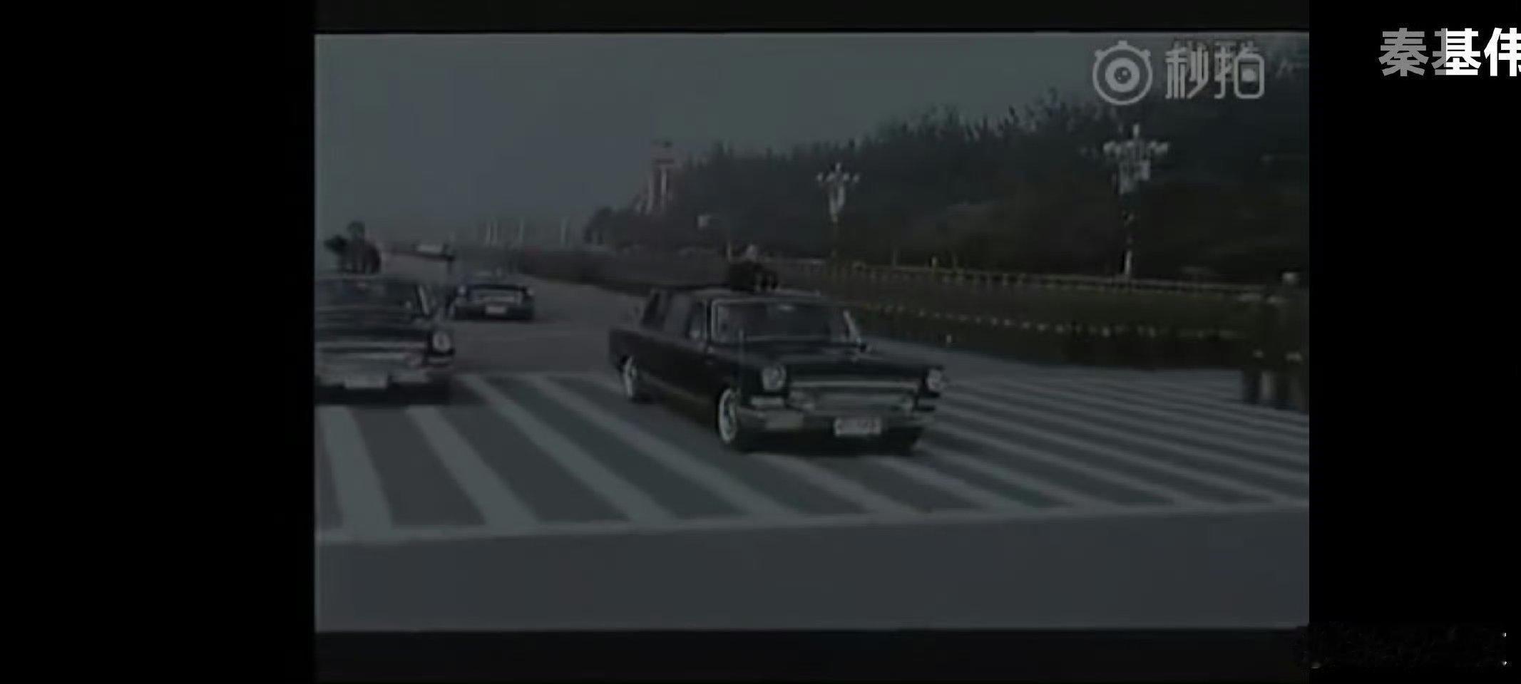 我们秦深切缅怀久经考验的忠诚的共产主义战士，无产阶级革命家、军事家，国务委员兼国