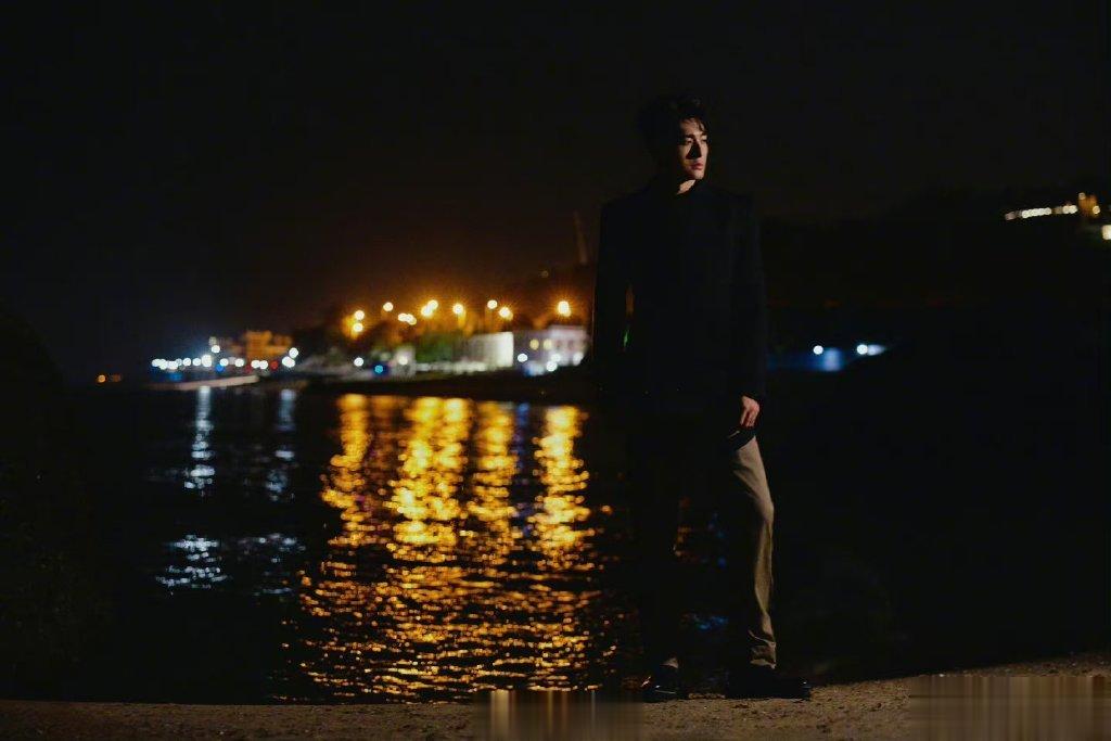 #谁给孙艺洲配的裤子#孙艺洲怎么这么帅，这组夜色大片也是相当nice，镜头感也实