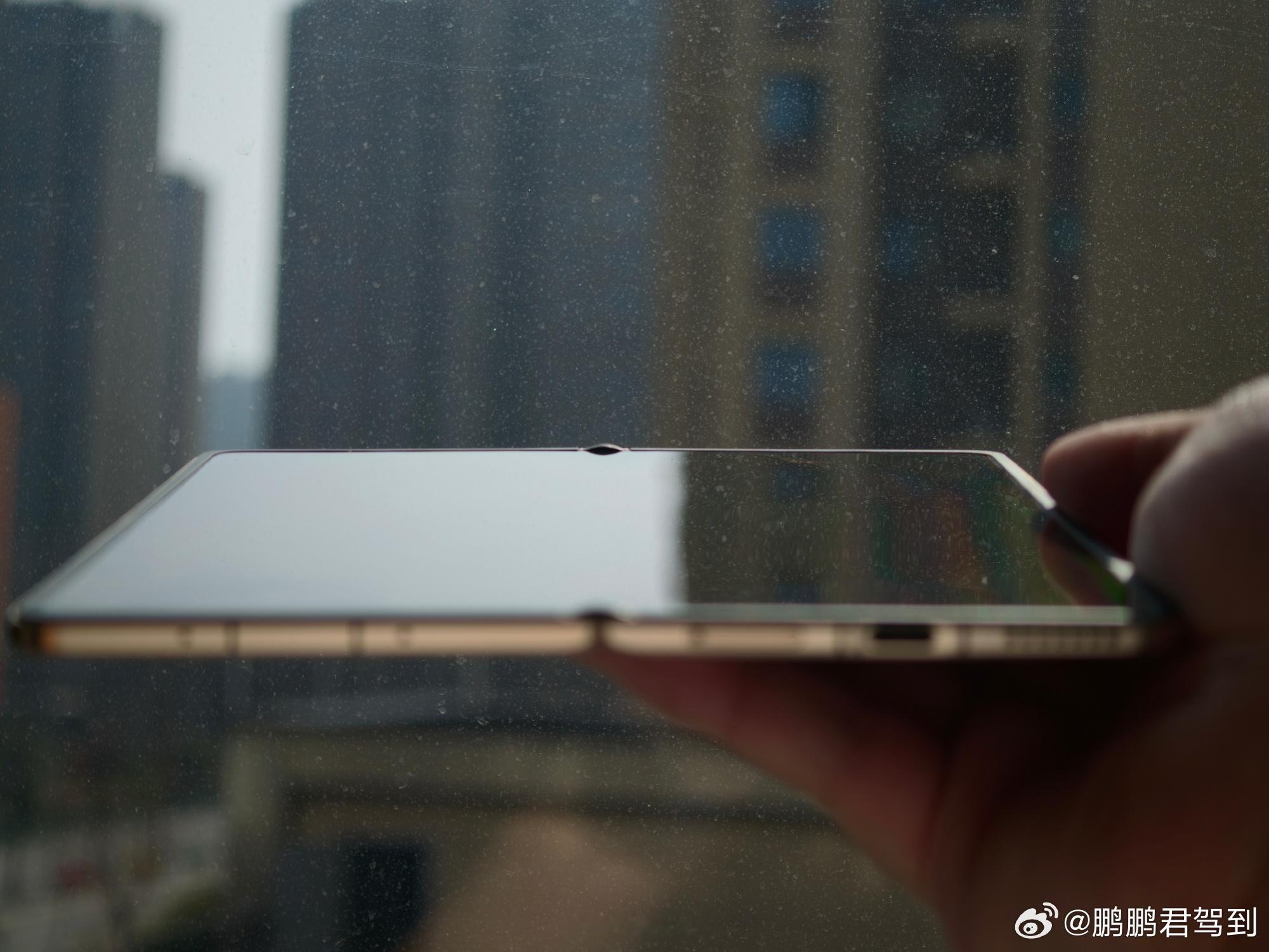 荣耀Magic V6 的折痕控制相当惊艳啊！而且这两年不仅是折痕，荣耀在整机轻薄