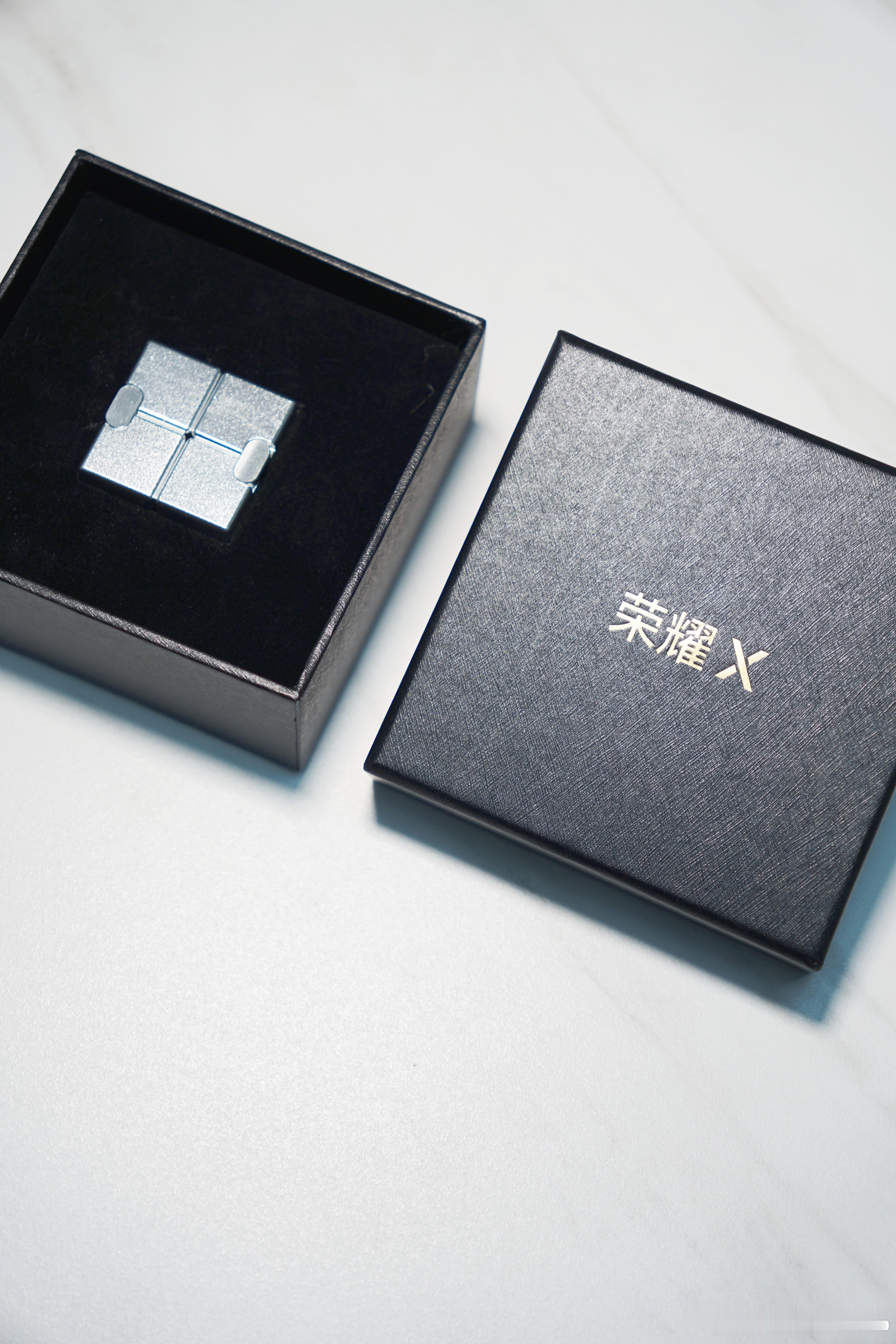 收到了荣耀X80 Pro Max发布会邀请函，是一个金属魔方。魔方的寓意很明显，