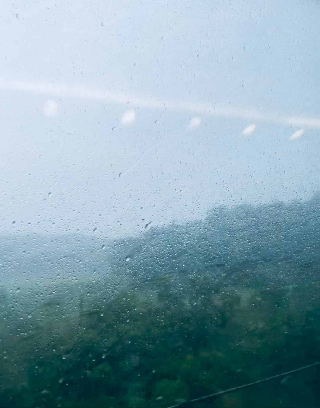 人的眼泪是雨滴 于是雨下了一整晚 ​​​