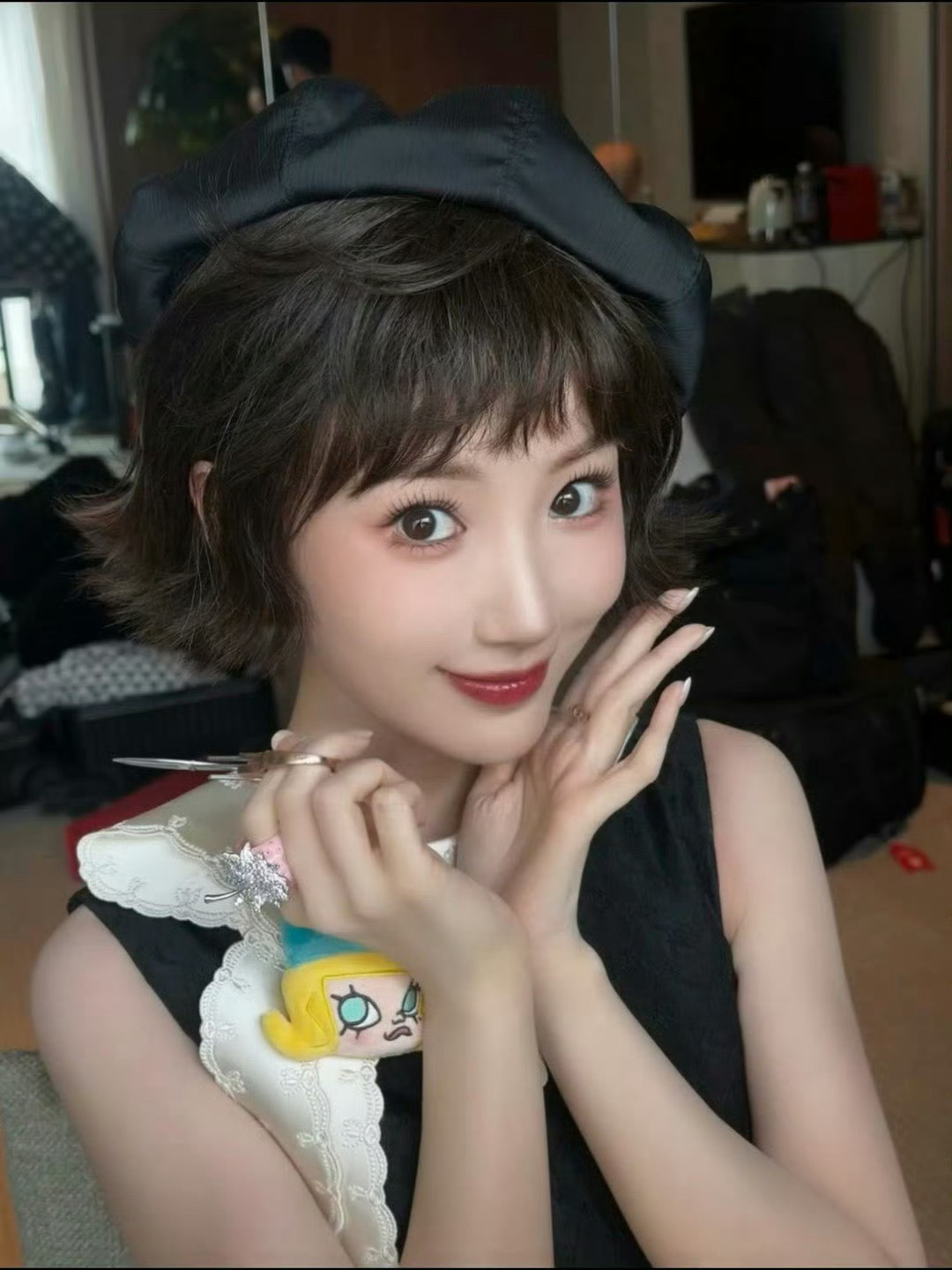 毛晓彤完全是洋娃娃  毛晓彤真的长在审美点上，眼睛亮晶晶，笑起来眉眼弯弯，精致得