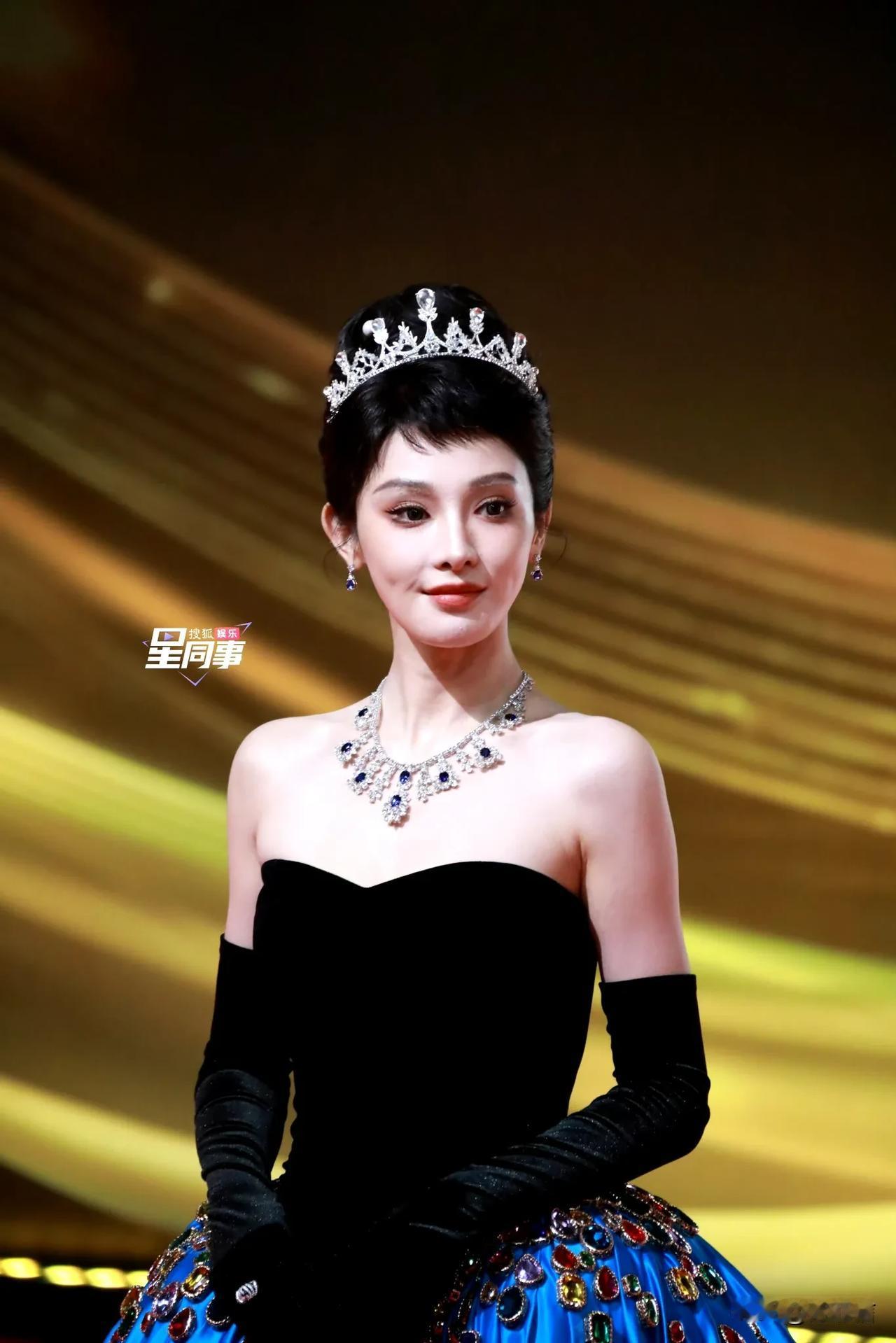 彭小苒开始朝着造型声量的方向发力了 ，12月16号参加国剧盛典的两套造型，一套比