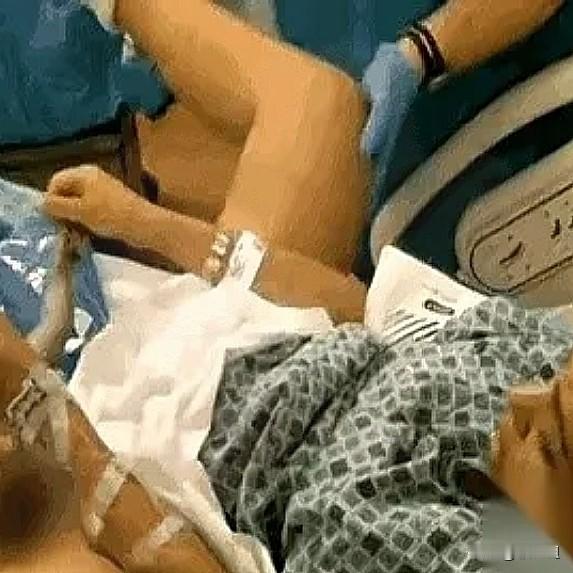 今天刷到个视频直接给我整
“三观地震”了——国外一
姐们儿生孩子，那架势跟从
