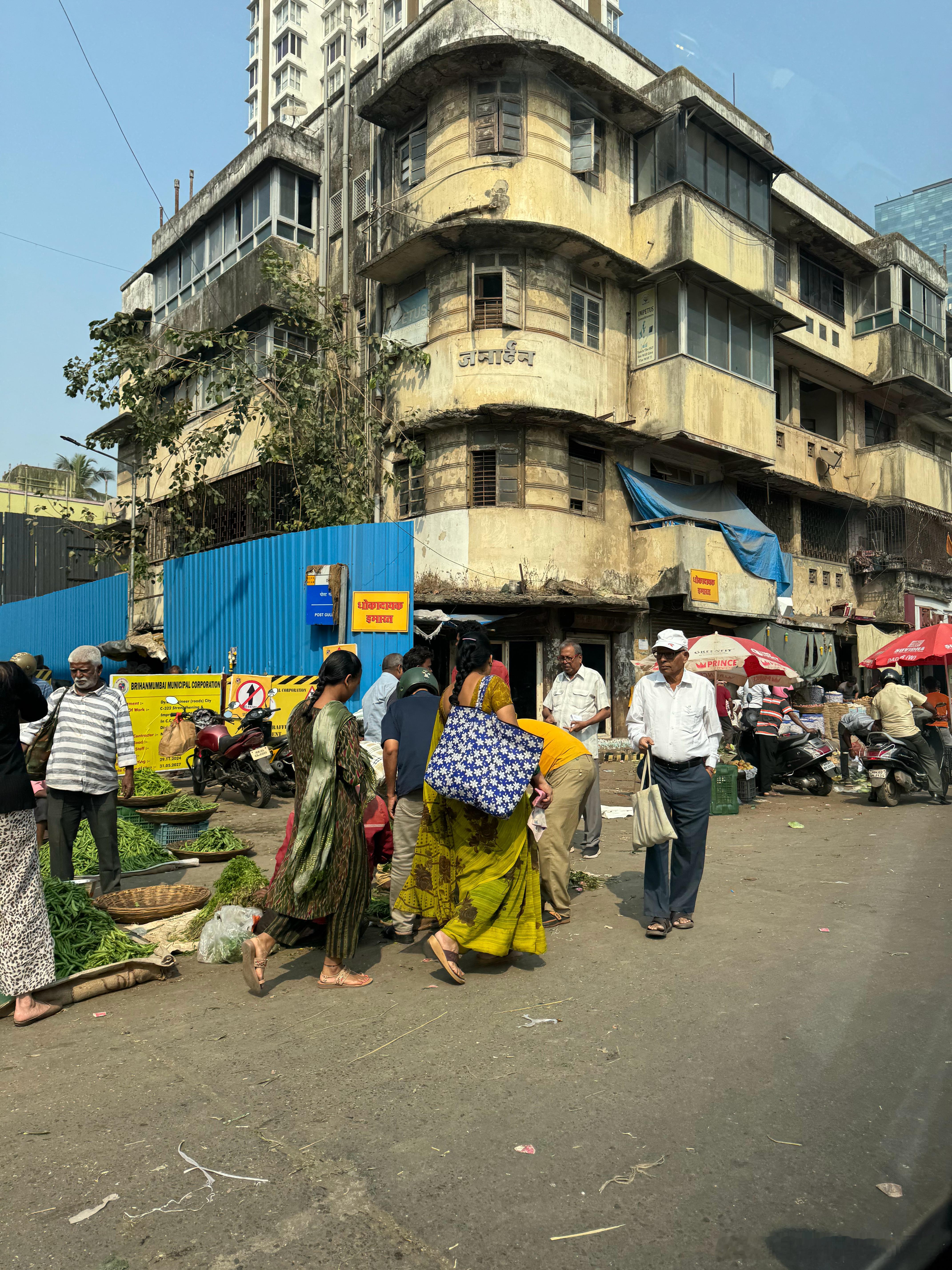 今天孟买 pm2.5 150，已经是这几天最好的一天。酒店自带独立的空气净化系统