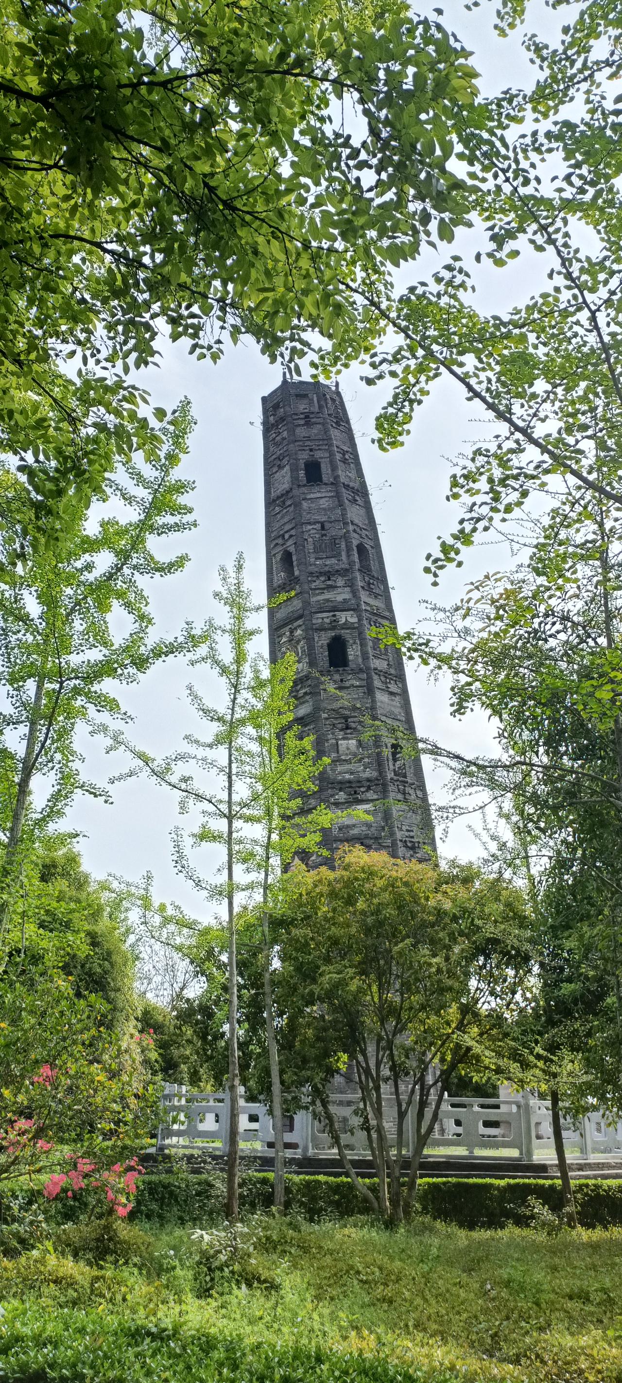 探秘千年古塔，感受历史的沉淀与自然的和谐。
上联:塔影入云舒，
下联:绿树掩映中