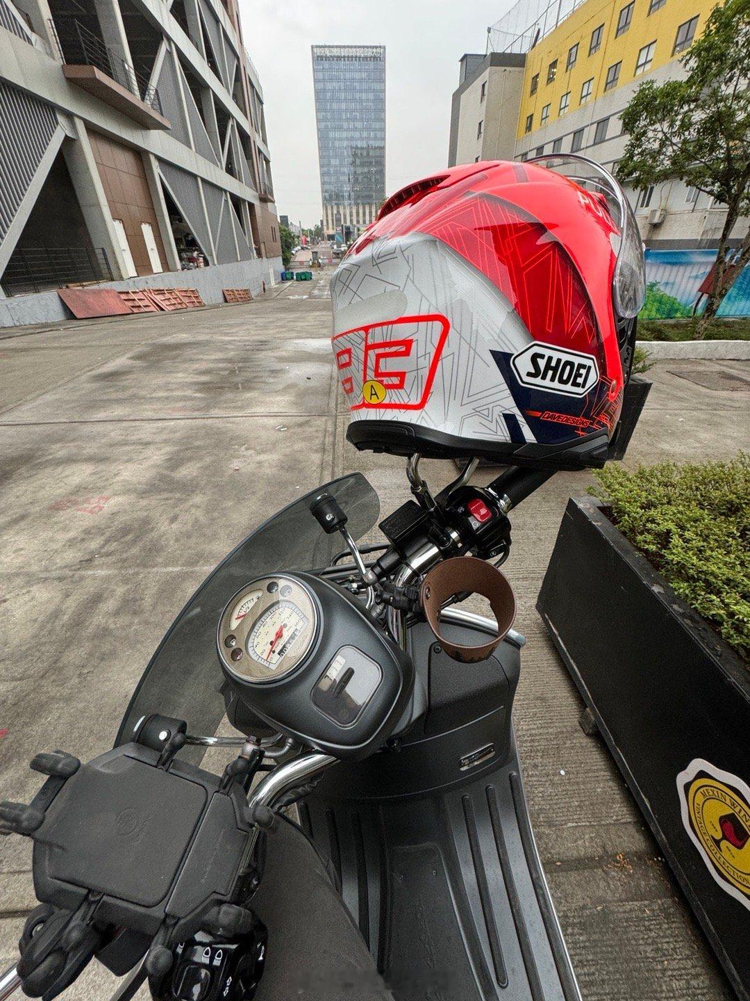 Vespa6日买了两年多了，骑了850公里，我觉得这台车看着和骑着一样有感觉，可