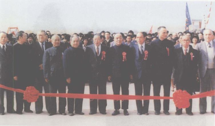 1980年12月28日，杨尚昆等领导和来宾为中山温泉宾馆落成开业剪彩。左起:柯正